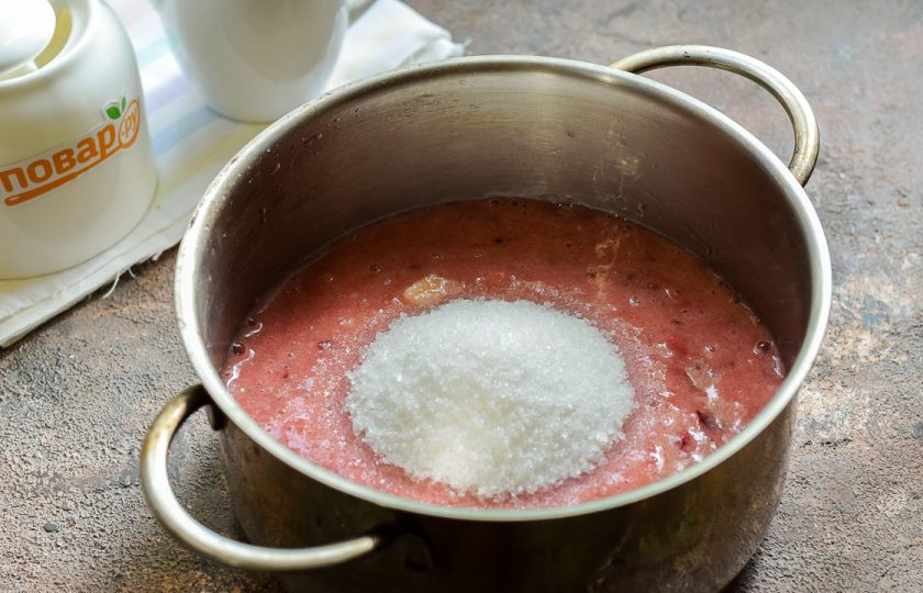 1. Этап. Варенье из крыжовника с бананом: Переложите заготовку в кастрюлю, добавьте весь сахар.