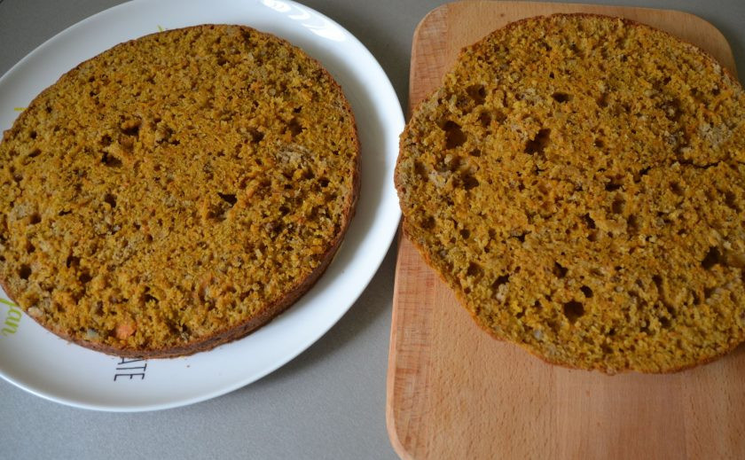 1. Этап. Самый простой морковный торт: Разрежьте на 2-3 коржа, у меня форма большого диаметра, поэтому режу корж на 2 части.