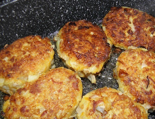 1. Этап. Картофельные котлеты с морковью: Возьмите сковороду, налейте на нее немного подсолнечного маслица. Разогрейте на сильном огне, сделайте из фарша руками котлетки, обжарьте их с двух сторон до хорошей корочки. Затем налейте немного водички на сковородку, прикройте крышкой, убавьте газ, и тушите минут десять-пятнадцать до полной готовности.