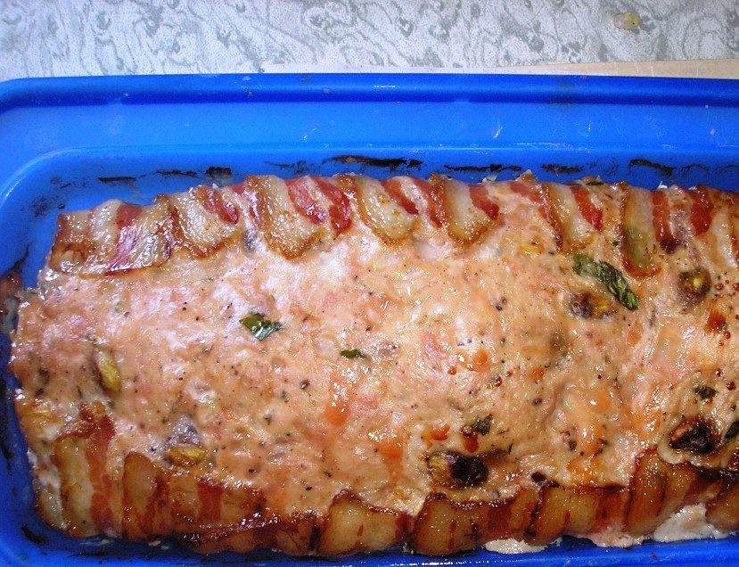 1. Этап. Запеканка с фисташками: Форму с запеканкой поставьте в другую форму большего размера, в которую налейте воду так, чтобы он доходила до половины высоты меньшей формы с запеканкой. Поставьте в духовку и запекайте полтора часа при 170 градусах. Готовое блюдо поместите под груз и поставьте в холодильник на несколько часов. Затем можно порезать и на порции и подать на стол в качестве закуски.