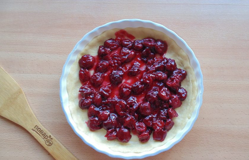 1. Этап. Кростата с вишней: На тесто выложите вишневую начинку.