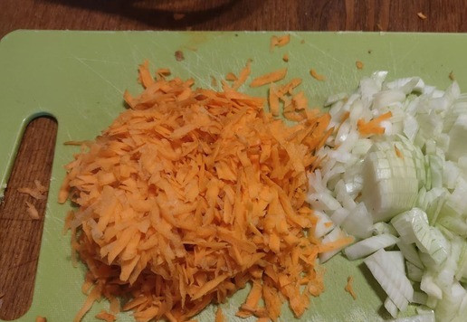 1. Этап. Жареная капуста с баклажанами и перцем: Пока баклажаны с перцем готовятся, нарезаем лук некрупными кубиками и натираем морковь на тёрке.