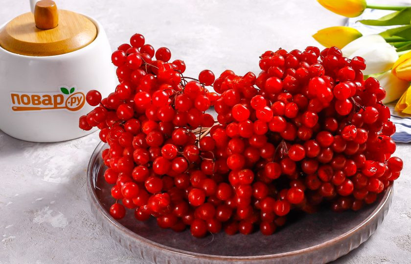 1. Этап. Сушка калины: Подготовьте указанные ингредиенты. Калину соберите или приобретите после первых легких заморозков, в ней уже не будет горечи.