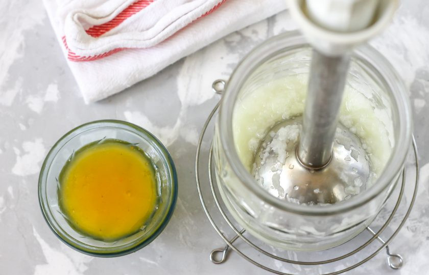 1. Этап. Лук с медом: Пересыпьте луковую нарезку в глубокую емкость или стакан для блендера, измельчите погружным блендером в пюре.