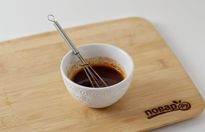 1. Этап. Соевое мясо: Для маринада смешайте соус барбекю и соевый соус. Добавьте копченую паприку, соль и растительное масло, хорошо размешайте. Если соус получается очень густым, можно добавить пару ложек воды.