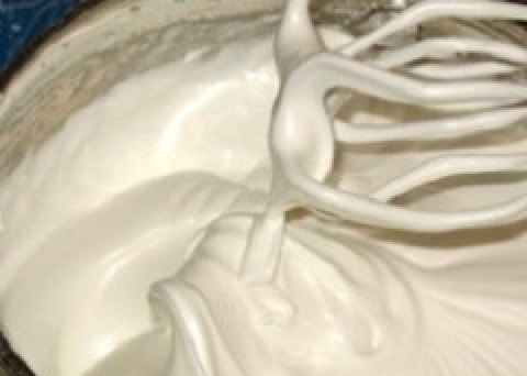 1. Этап. Песочные корзиночки с белковым кремом: Для крема взбейте белки с оставшимся сахаром. Затем поставьте эту миску на водяную баню и около 7 минут взбивайте белки. Потом снимите это с плиты и добавьте лимонную кислоту. Помешайте ещё 3 минуты.