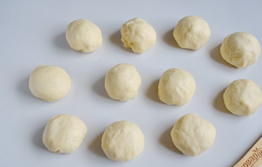 1. Этап. Круассаны-рогалики с прованскими травами: Разделите тесто на части, каждую скатайте в шарик. Количество частей на ваше усмотрение, от этого будет зависеть только размер круассана. Я разделила на 11.