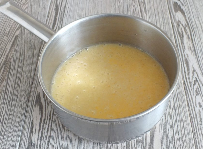 1. Этап. Шоколадно-банановый крем: Перелейте бананово-апельсиновую массу в сотейник. Поставьте на огонь. Нагревайте, помешивая. Как только появятся первые пузырьки, снимите с огня.