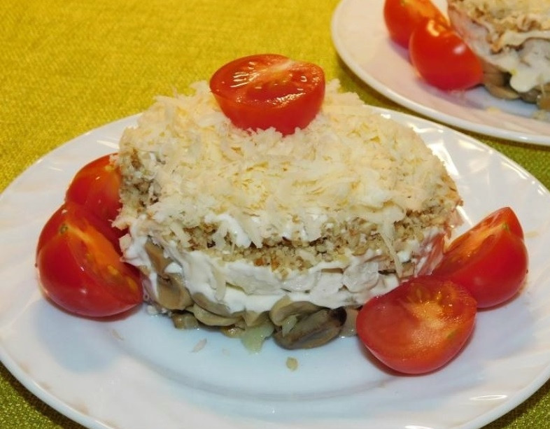 1. Этап. Слоеный салат с курицей, грибами и грецкими орехами: Верх салата посыпьте сыром, тертым на мелкой терке. По бокам разложите помидоры черри, разрезанные пополам. Приятного аппетита!
