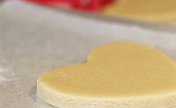 1. Этап. Печенье на день Валентина: 3. Выложите печеньки на противень, смазанный растительным маслом или застеленный пергаментом. Духовку параллельно разогрейте до 180 градусов.