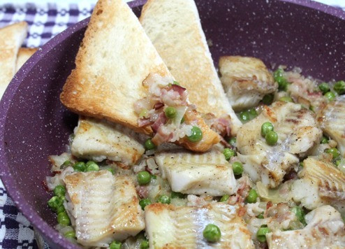 1. Этап. Минтай с зеленым горошком и беконом: Выложить кусочки рыбы сверху и немного прогреть. Подавать с тостами.