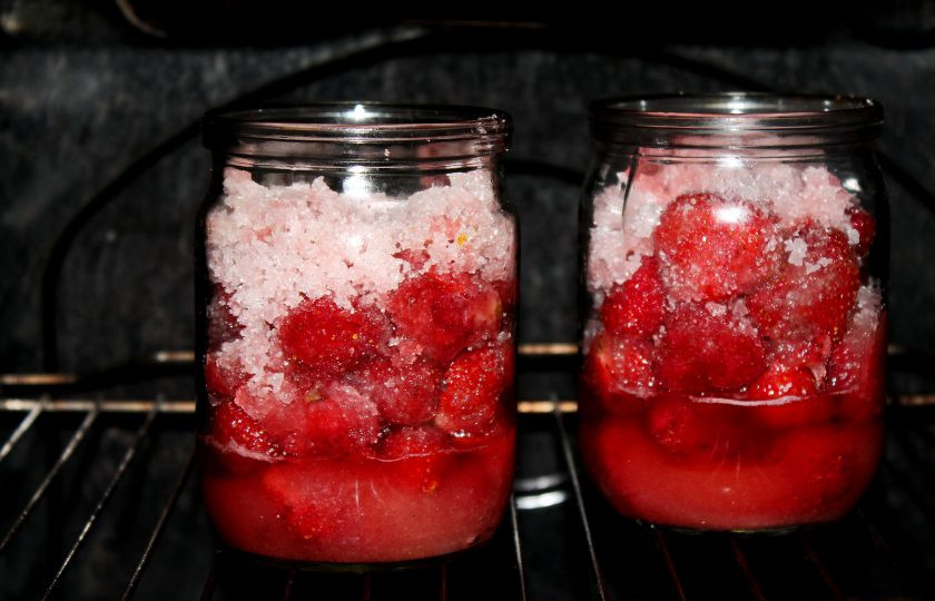 1. Этап. Варенье из клубники в духовке: Поставьте банки в холодную духовку.