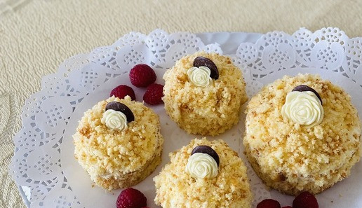 1. Этап. Пирожное Праздничное: Украсить пирожные, у меня пирожные в два слоя 15 штук, в один слой 20 штук, украсила черным шоколадом, малиной