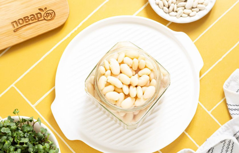 1. Этап. Фасоль белая консервированная: Готовую фасоль разложите по чистым стерилизованным баночкам.