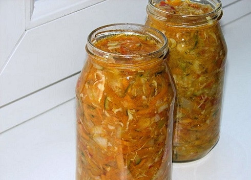 1. Этап. Салат Кубанский на зиму: Раскладываем в сухие простерилизованные банки и сразу же закатываем.