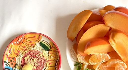 1. Этап. Смузи Зимние витамины: Почистить и натереть имбирь, у меня кусочек около 1 см. Клементины почистить, разобрать на дольки, если есть косточки, удалить их. Хурму помыть и нарезать дольками.