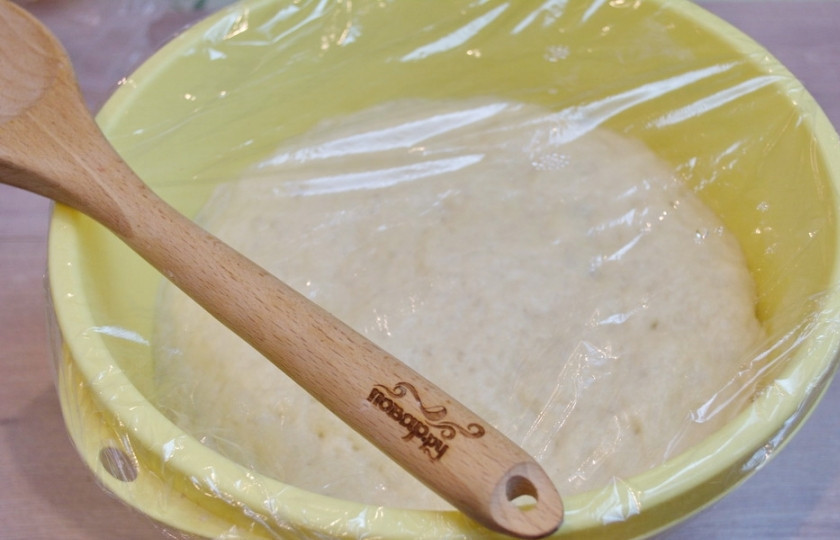 1. Этап. Ватрушки из дрожжевого теста: Миску затяните пленкой, поставьте подниматься тесто в теплое, тихое место. Летом достаточно тесто оставить в накрытой миске просто на столе. Зимой лучше разогреть духовку до 40 градусов, выключить духовку и в теплую духовку поставить тесто. Тесто поднимется за 1,5-2 часа.