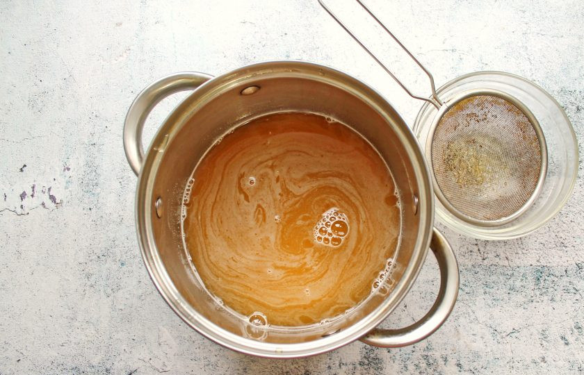 1. Этап. Лимонное желе с медом: Набухший желатин распустите на водяной бане и через ситечко влейте в лимонную основу, перемешайте.