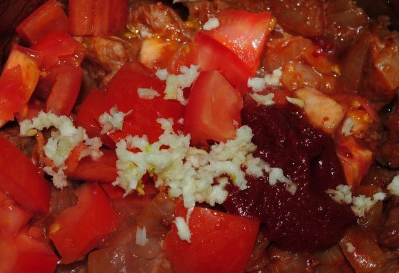 1. Этап. Венгерский гуляш из говядины: Затем добавьте в кастрюлю порезанный помидор, паприку, соль, перец,, томатную пасту, чеснок, вино и немного воды.