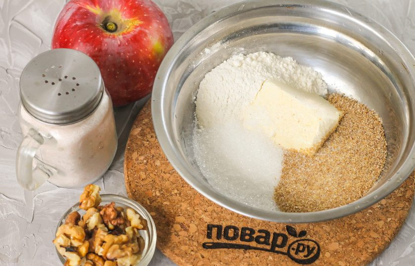 1. Этап. Яблочный гратен: В глубокой емкости соедините сливочное масло, 2 ст.л. сахара, соль, пшеничную муку и панировочные сухари.