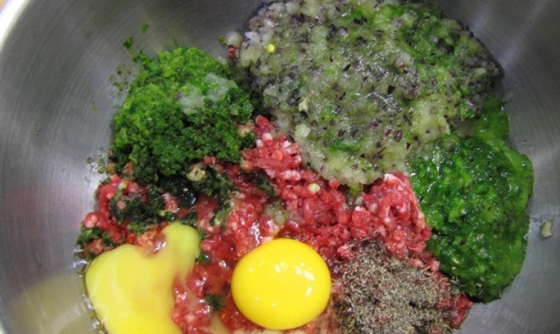 1. Этап. Котлеты, запеченные в духовке: Итак, подготавливаем все необходимое, промываем мясо, чистим овощи и также моем их. Теперь нарезаем мясо на небольшие кусочки и пропускаем его через мясорубку вместе со свежей зеленью и репчатым луком, добавляем яйца, специи и соль по вкусу.