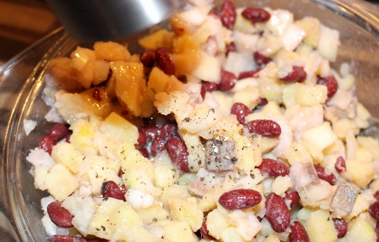 1. Этап. Салат Дмитрий: Посыпаем перцем. Открою секрет - перец горошком перемолотый в специальной мельнице для специй непосредственно перед применением придаёт блюдам особенный вкус.