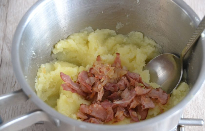 1. Этап. Тарталетки с лисичками: Приготовьте из отварного картофеля пюре, добавьте обжаренный лук и бекон.