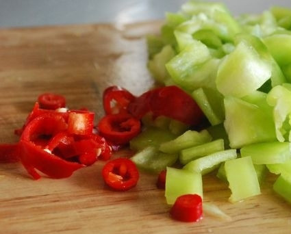 1. Этап. Яичница по-еврейски: Перцы, и болгарский и чили порежьте маленькими кусочками.