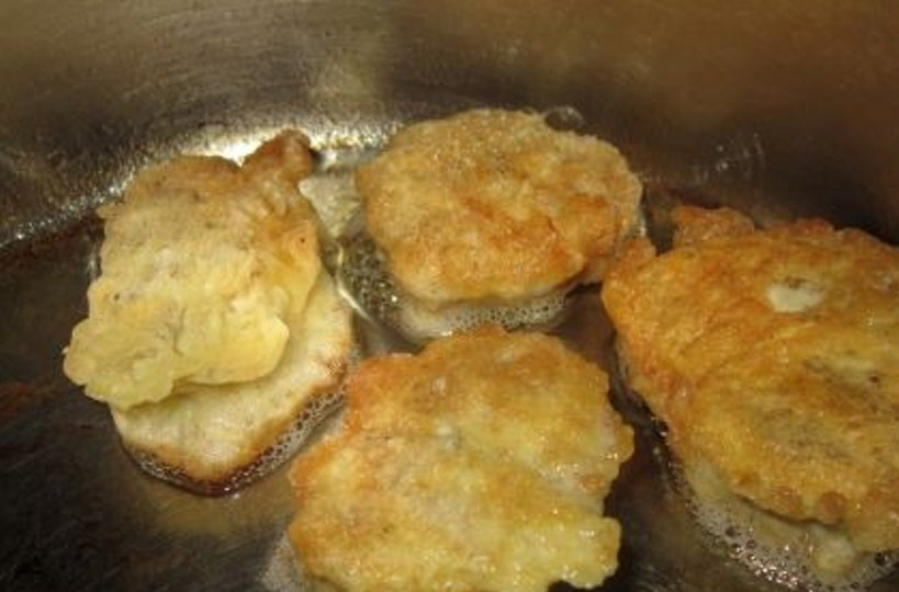 1. Этап. Мозги говяжьи жареные: На разогретую с маслом сковородку отправьте жариться мозги, предварительно обмакнув их сначала в муке, а потом в яйце. Обжаривайте их с обеих сторон примерно 5 минут.