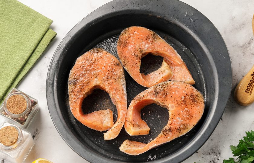 1. Этап. Форель запечённая в сырном соусе: Стейки выложите в смазанную маслом форму для запекания. Полейте соком лимона, посолите и поперчите на свой вкус.