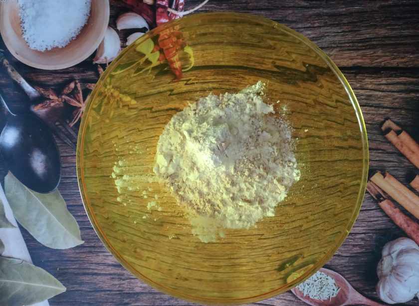 1. Этап. Манты по-корейски: Муку смешайте со щепоткой соли и дрожжами.