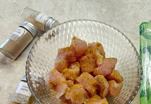 1. Этап. Салат с индейкой и манго: Мясо индейки посыпать карри, сухим чесноком, посолить и оставить на 10 минут. Можно использовать любые специи для птицы. Количество ингредиентов примерное. Такой салат удобнее собирать порционно.