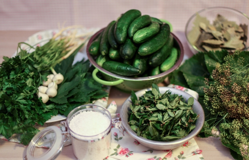 1. Этап. Квашеные огурчики: Итак, подготовили все ингредиенты (огурцы в воде настоялись, ее можно слить), зелень, специи. Можно приступать!