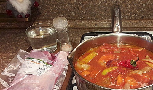 1. Этап. Оссобуко из индейки к Новогоднему столу: В сотейник с мясом добавить овощной соус, влить воду + перец чили (по желанию). Довести до кипения, убавить огонь. Накрыть крышкой и тушить один час на малом огне