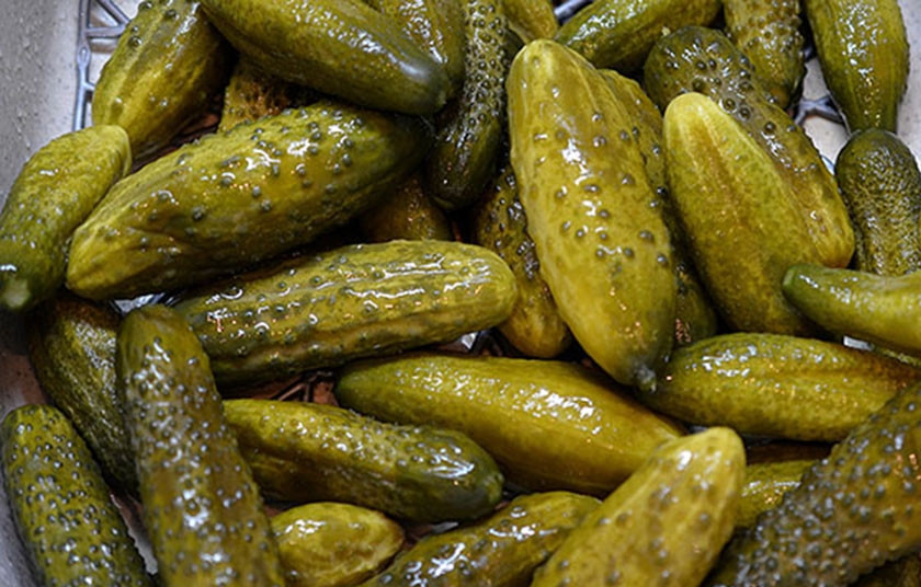 1. Этап. Огурцы соленые (без уксуса): 9. Огурцы промываем.