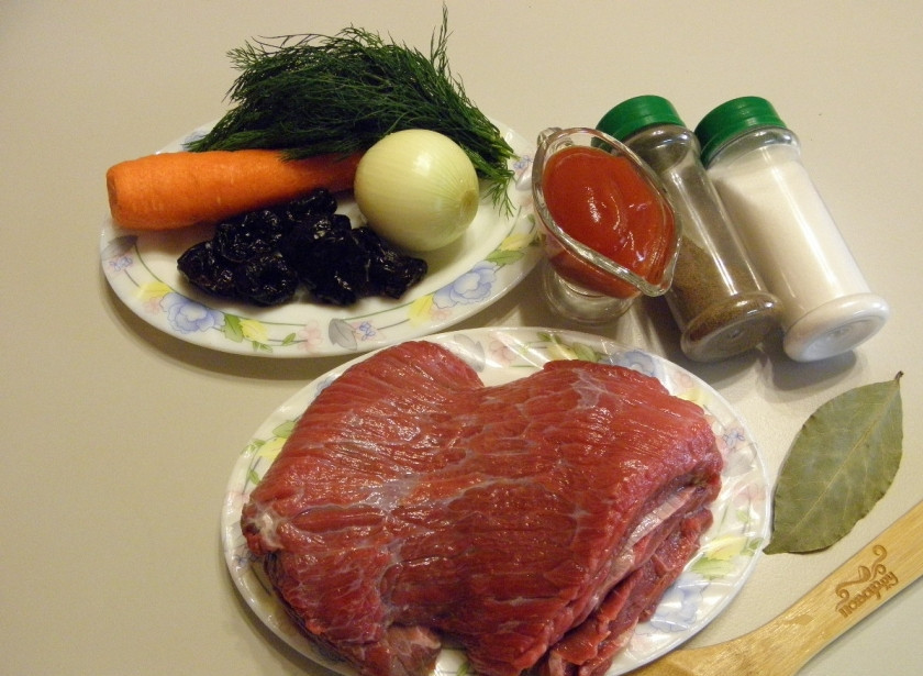 1. Этап. Тушеная говядина с черносливом: Приготовьте продукты. Мясо хорошенько вымойте и обсушите. Овощи очистите и прополосните под проточной водой. Приступаем.