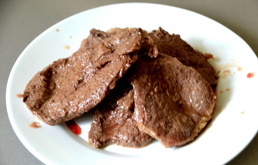 1. Этап. Скалопини: Уберите мясо со сковороды.