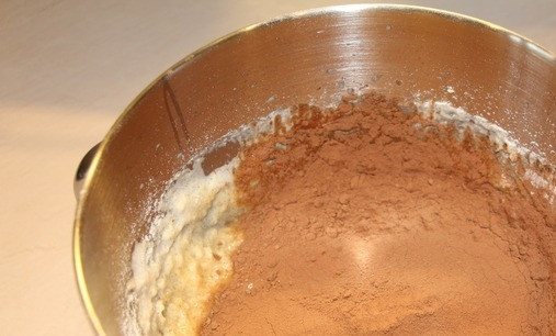 1. Этап. Пирожное Вишнёвый ноктюрн: Соедините сухую массу с яичной. Замешайте тесто.