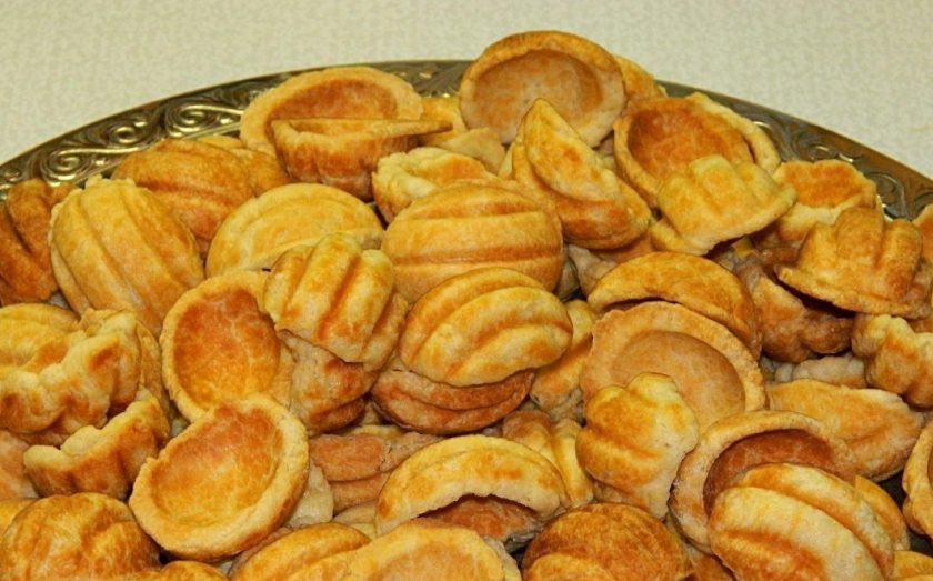 1. Этап. Орешки в орешнице: Запечённое тесто остудите, а потом наполните его начинкой. Скрепите половинки печенья.