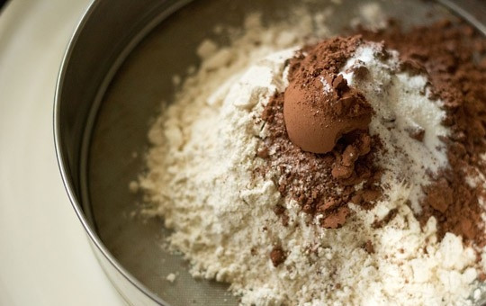 1. Этап. Шоколадно-вишневый торт: 1. Соедините и просейте все сухие ингредиенты: муку, какао, разрыхлитель и соль.