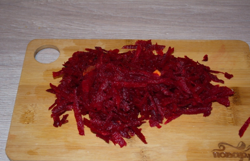 1. Этап. Свекольник постный: 6. На крупной терке натрите свеклу. Добавьте свеклу в сковороду к остальным овощам. Добавьте томатную пасту, тушите, помешивая, до мягкости свеклы.