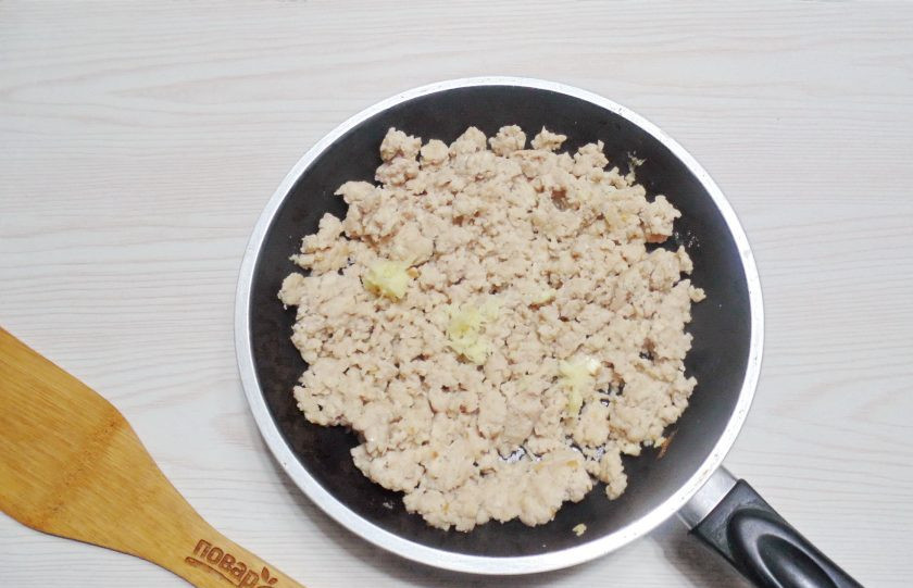 1. Этап. Гречневая лапша с фаршем: В другую сковороду с маслом выложите фарш, посолите, поперчите и помешивая тушите на среднем огне 8-10 минут до готовности. Добавьте чеснок.