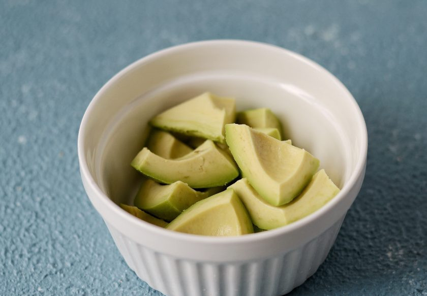 1. Этап. Сливочный соус из авокадо: Авокадо очистите от кожуры, затем нарежьте квадратиками.