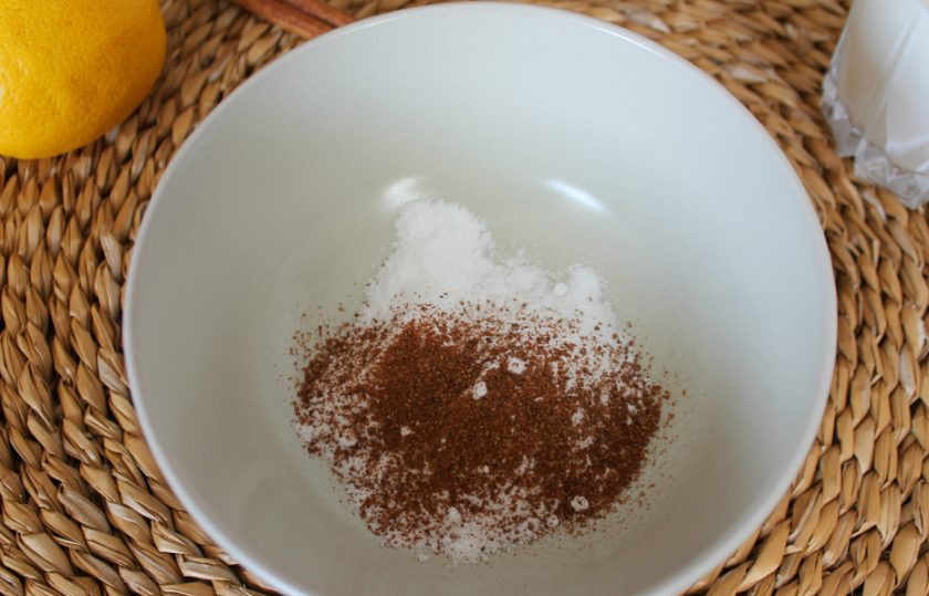 1. Этап. Десерт Силлабаб: Добавляем молотую корицу.