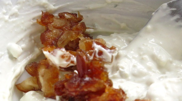 1. Этап. Канапе с сыром дор блю: 4. Сюда же - измельченные финики. Перемешаем.