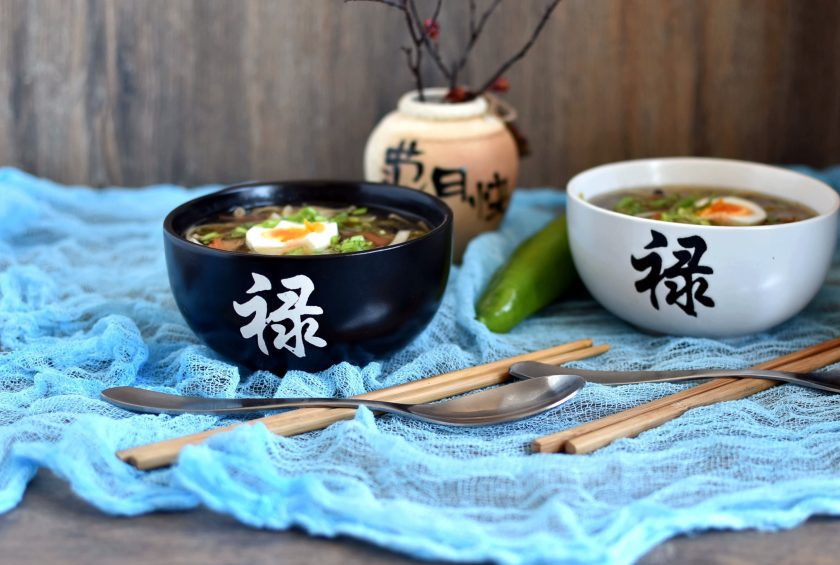 1. Этап. Грибная лапша на китайский манер: Подавайте суп горячим, добавив в тарелку половинку сваренного вкрутую яйца и щедро посыпав зеленым луком.