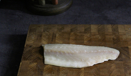 1. Этап. Филе сибаса под чешуёй из картофеля: Пока картофель варится, разделываем рыбу на филе.