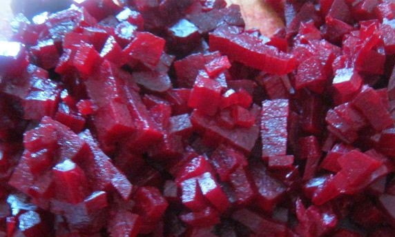 1. Этап. Винегрет с грибами: То же самое делаем и со свеклой.