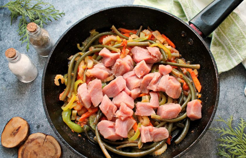 1. Этап. Папоротник со свининой: Свинину вымойте, обсушите и порежьте кубиком. Добавьте мясо к папоротнику с овощами и перемешайте.