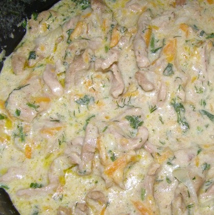 1. Этап. Говядина в сливочном соусе: Немного потушив, добавьте к мясу зелень, перемешайте.